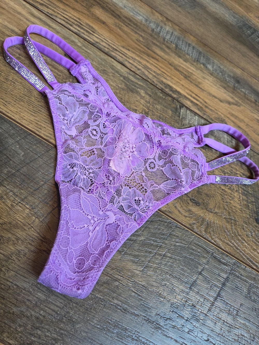 NWT Victoria’s Secret Very Sexy Shine Strap Lace Brazilian Panty Purple M 11/23